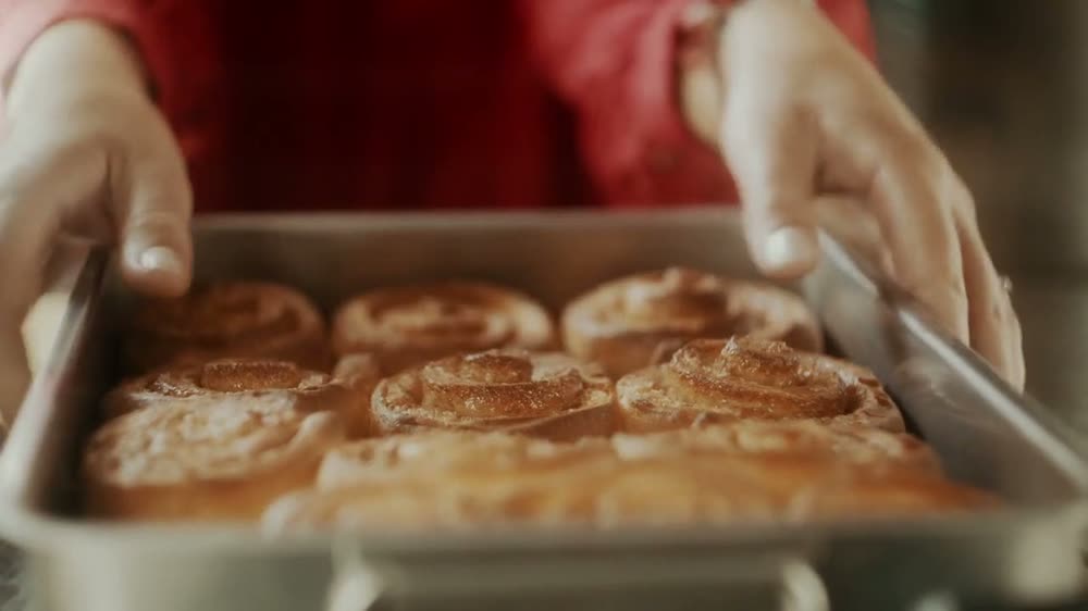 Plech čerstvě upečených cinnamon rolls